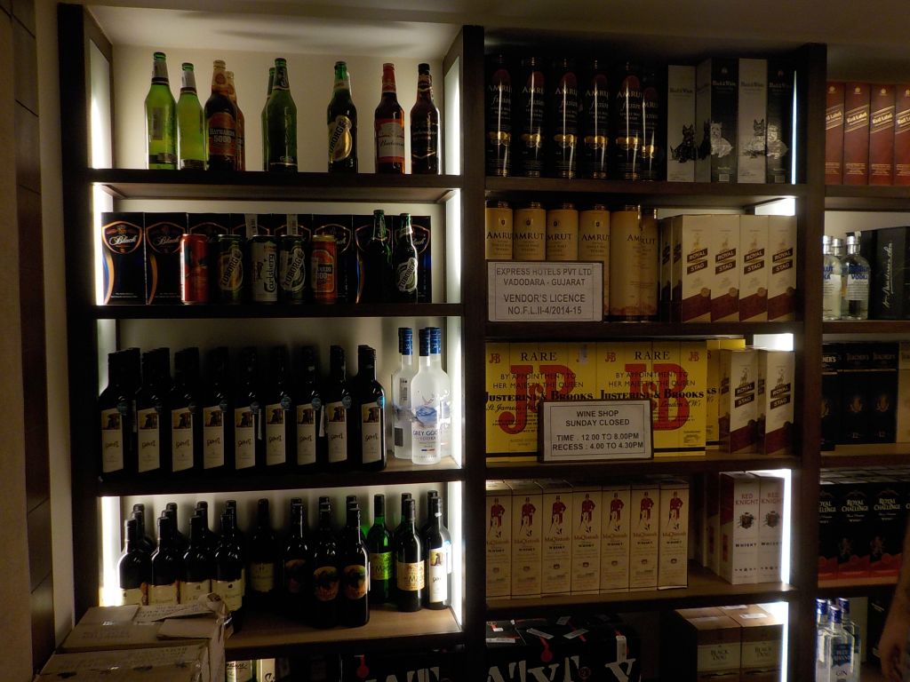 A very wide selection of alcohols. Shelves groaning under the weight of bottles and cans. A can of beer: 115 INR, tj. 1,6 EUR; Johnnie Walkera Black Label 0,7 ltr (12 years) - 5750 INR  tj. 78 EUR